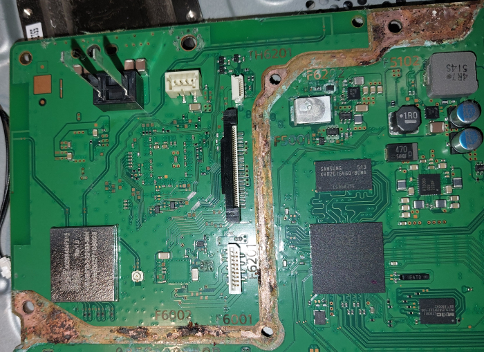PS4 remonts pēc kaķa urīna nokļūšanas konsolē — neparasts gadījums mūsu servisā Rīgā