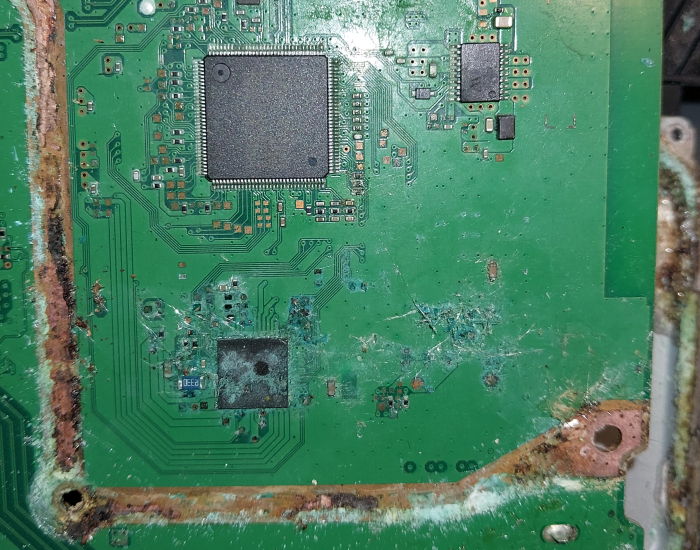 PS4 remonts pēc kaķa urīna nokļūšanas konsolē — neparasts gadījums mūsu servisā Rīgā