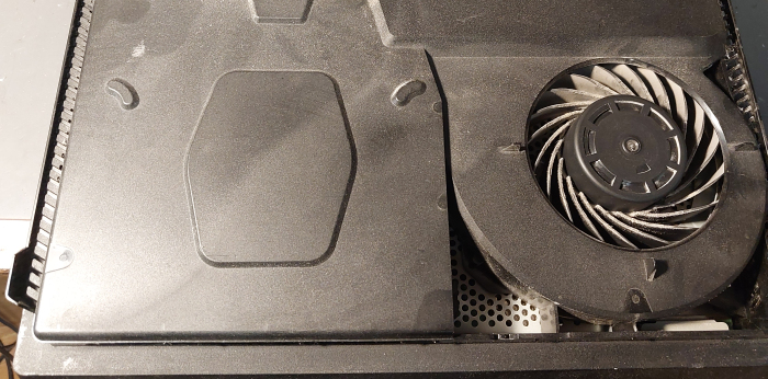 PS4 Pro darbojas skaļi kā lidmašīna — putekļu tīrīšana un termopastas nomaiņa Rīgā 