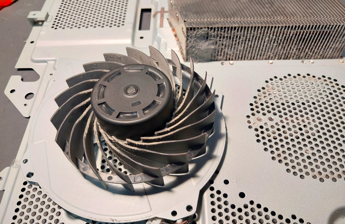 PS4 Pro darbojas skaļi kā lidmašīna — putekļu tīrīšana un termopastas nomaiņa Rīgā 