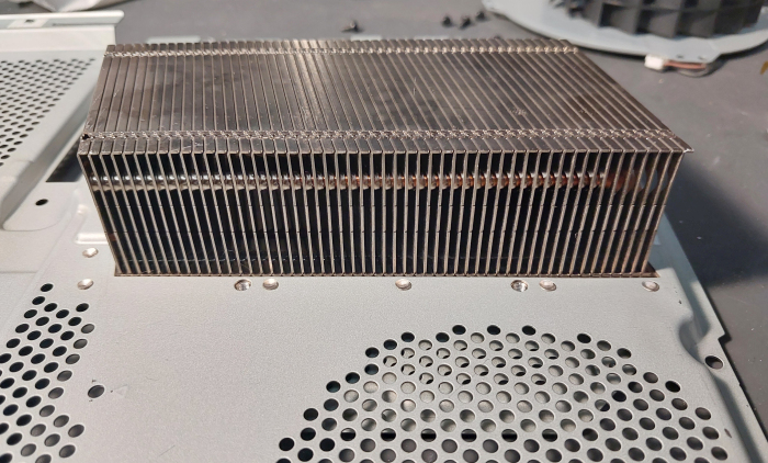 PS4 Pro darbojas skaļi kā lidmašīna — putekļu tīrīšana un termopastas nomaiņa Rīgā 