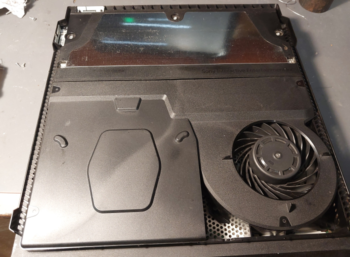PS4 Pro darbojas skaļi kā lidmašīna — putekļu tīrīšana un termopastas nomaiņa Rīgā 