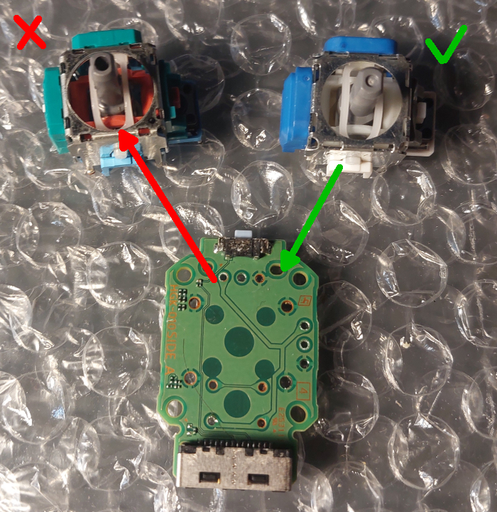 Sony DualSense Edge analogās sviras demontāža no Stick Module plates