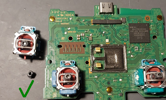 PS5 DualSense pults remonts Rīgā — salauzta kreisā analogā mehānisma nomaiņa
