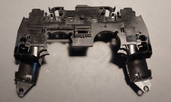 PS5 pults R2 pogas remonts Rīgā šasijas nomaiņa