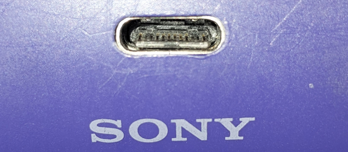 PS5 DualSense pults remonts Rīgā — pults neieslēdzās un nelādējās bojāta USB Type-C savienotāja dēļ 