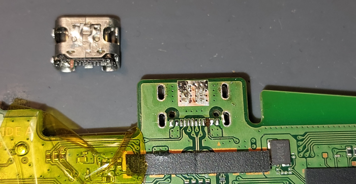 PS5 DualSense pults remonts Rīgā — pults neieslēdzās un nelādējās bojāta USB Type-C savienotāja dēļ 
