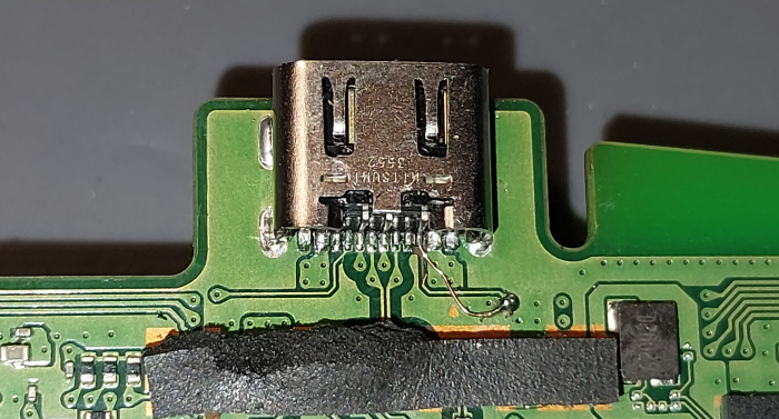 PS5 DualSense pults remonts Rīgā — pults neieslēdzās un nelādējās bojāta USB Type-C savienotāja dēļ 