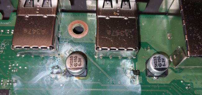 Xbox Series S mātesplate ar oksidāciju pēc šķidruma