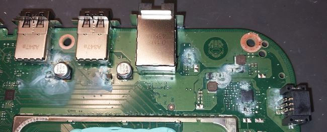 Xbox Series S mātesplate ar oksidāciju pēc šķidruma